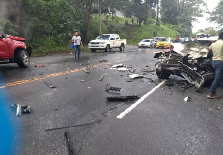 La camioneta, color dorado, quedó con toda la parte frontal destrozada, en este vehículo, quedó atrapado un hombre, el cual minutos después se decretó su deceso.Foto. Diomedes Sánchez