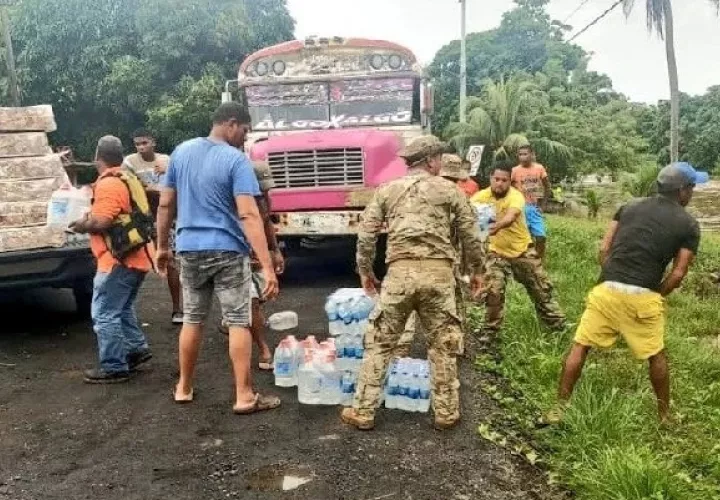 En Colón, por medio del Centro de Operaciones se traslada ayuda para los damnificados. Foto. Diomedes Sánchez