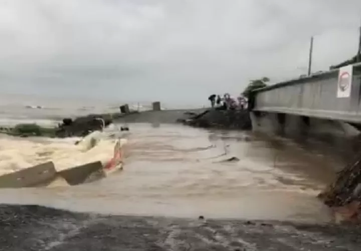 En la Costa Abajo, Eugenio Delgado, representante del corregimiento de Salud, informó que el vado para que los vehículos circulen, se vio afectado. Foto. Diomedes Sánchez