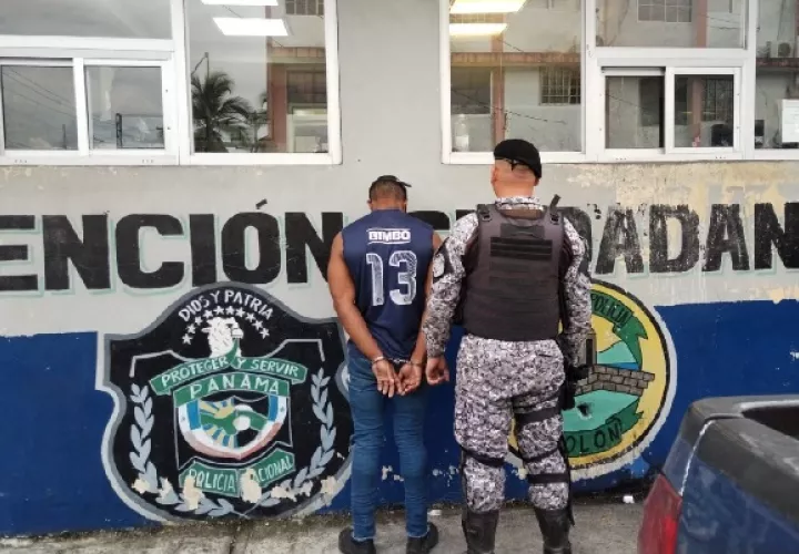 A esta persona las autoridades correspondientes le abrirán un caso por el delito de posesión de drogas. Foto. Diomedes Sánchez