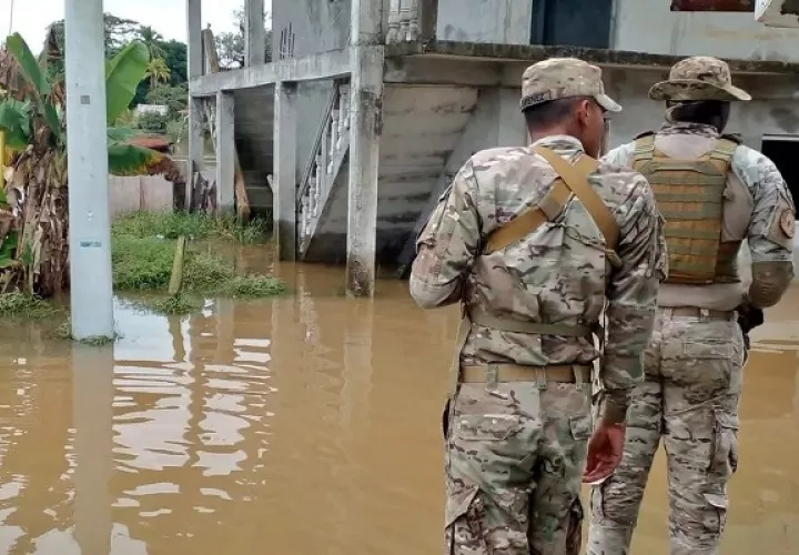 Efectivos policiales recorren las áreas afectadas por las inundaciones en Colón. Foto. Diomedes Sánchez