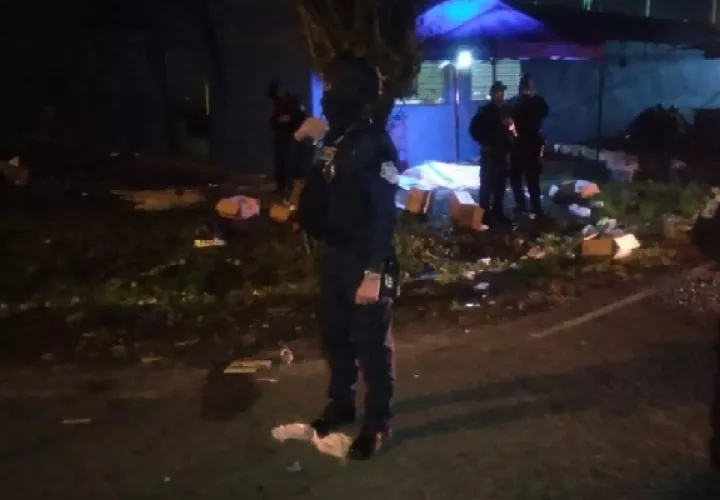 Henry Del Cid murió en el sitio de los hechos, ya que por lo grave de sus heridas no hubo tiempo para llevarlo al cuarto de urgencias de la Policlínica de Sabanitas. Foto. Diomedes Sánchez