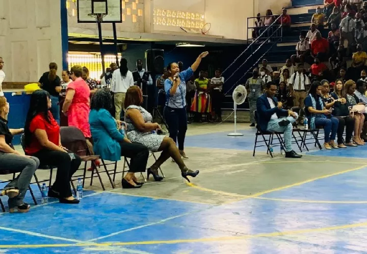 Los padres de familia han presentado propuesta para ser evaluadas por las autoridades educativas, como lo son las clases virtuales, mediante módulos. Foto. Diomedes Sánchez