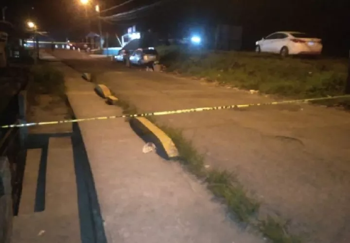 El cuerpo del Luis Carlos Tesis García fue levantando del cuarto de urgencias de la Caja de Seguro Social (CSS) para ser trasladado a la morgue judicial en la ciudad de Colón, para programarlo en la necropsia de rigor. Foto. Diomedes Sánchez