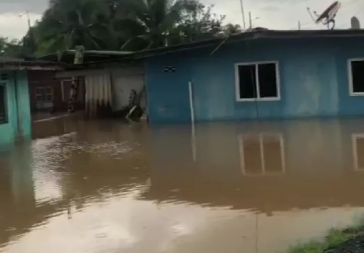 Se detalló que el río que pasa por la comunidad de Salud se desbordó y fue a dar hacia las casas, y aún en la mañana, desde este sábado, se mantenían inundadas. Foto. Diomedes Sánchez