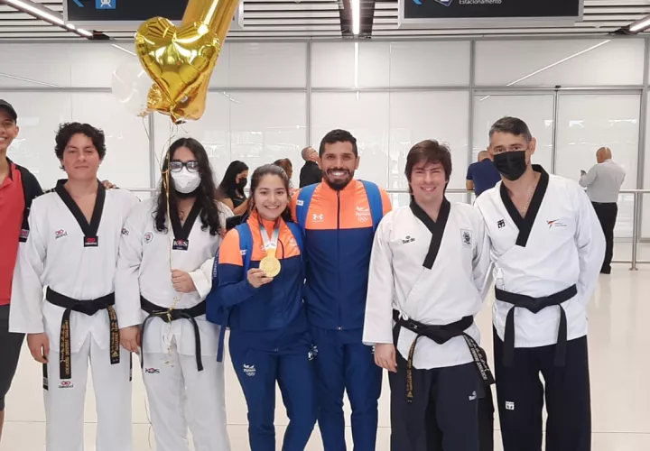 Daniela Rodríguez, muestra su medalla de oro en los Suramericanos. Foto: Cortesía