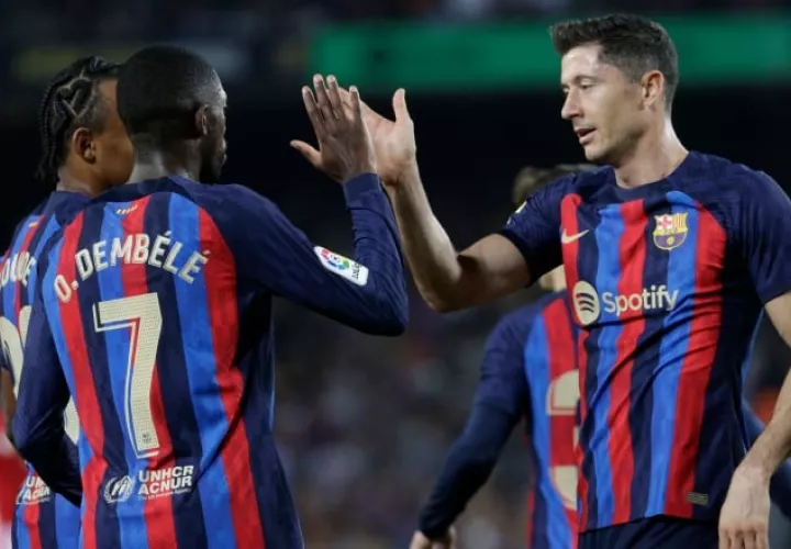 El delantero francés del FC Barcelona Ousmane Dembélé (7) celebra con su compañero Robert Lewendowski (d) el primer gol el gol marcado al Athletic Club. Foto:EFE 