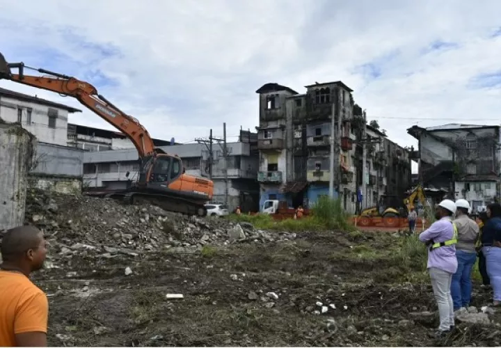 La demolición se efectúa en coordinación con la Gobernación y la alcaldía colonense. Foto: Diomedes Sánchez 