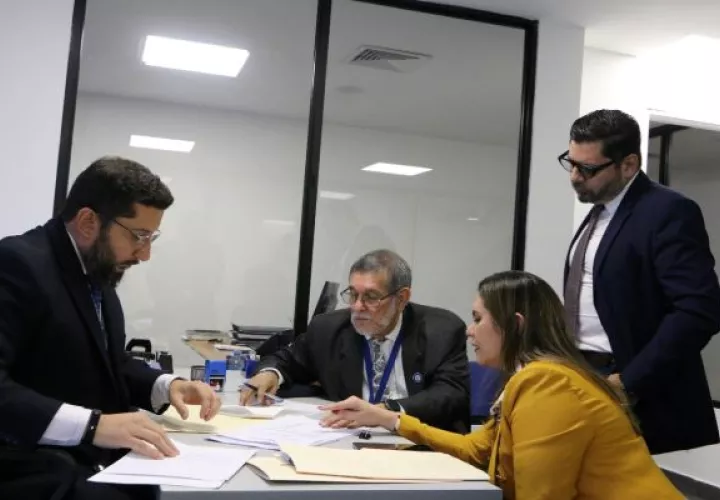 El  director nacional de Organización Electoral, Osman Valdés, presentó tres denuncias ante la Fiscalía General Electoral (FGE). Foto: Cortesía TE