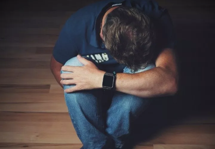 Las muerte por suicidio es más frecuente en hombre que en mujeres, sin embargo, son las mujeres quienes tiene más ideación o intentos. Pixabay