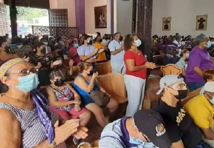 Miles de personas concurren a esta fiesta religiosa, a pedir favores, agradecer los milagros recibidos por el "Naza" y asistir a la eucaristía. Foto. Diomedes Sánchez