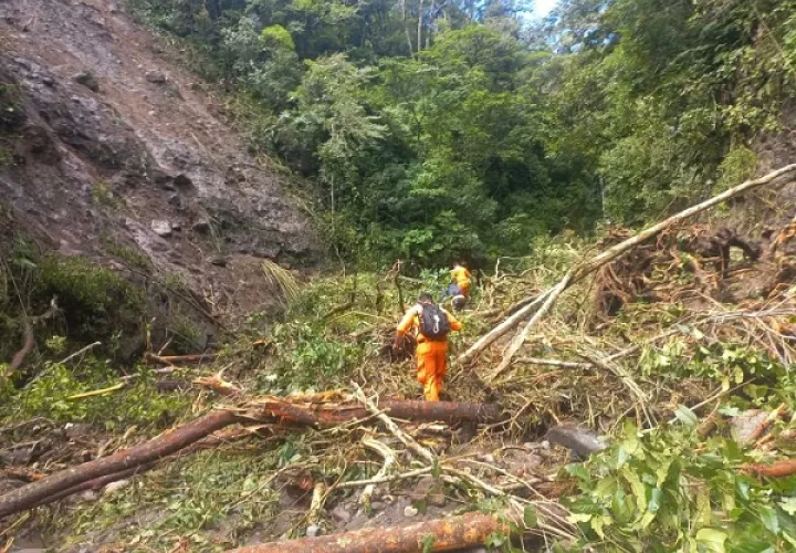 Todavía este lunes, efectivos de Sinaproc efectuaron rescates en Tierras Altas. Foto: Cortesía Sinaproc