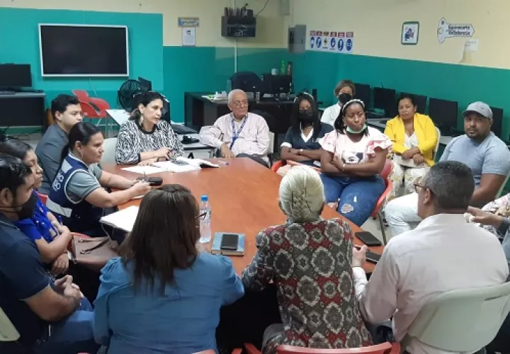 Reunión del jueves, luego de la protesta de los padres de familia, que se cansaron de vivir este problema que se registra desde inicios del año escolar. Foto: Cortesía Defensoría del Pueblo