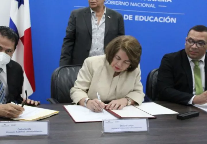 El Meduca firmó el acuerdo junto a los rectores de las universidades particulares. Foto: Cortesía Meduca