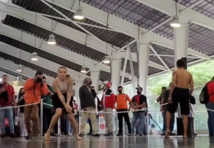 El Colectivo 5taesencia de Panamá presentó la pieza 'Yo en mí'. Foto: Instagram /@metrodepanama