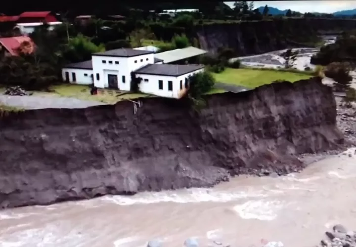 Una vivienda se mantiene en riesgo de derrumbe y caer al río Chiriquí Viejo. Foto: Mayra Madrid  