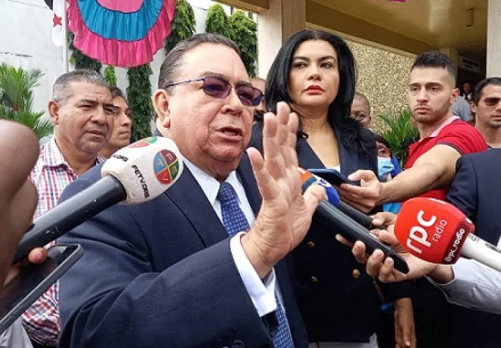 Francisco Carreira, precandidato por la libre postulación. Víctor Arosemena