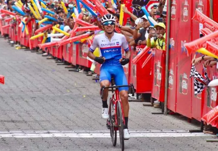 El panameño Franklin Archibold cruza la meta en Guatemala. Foto: Fepaci