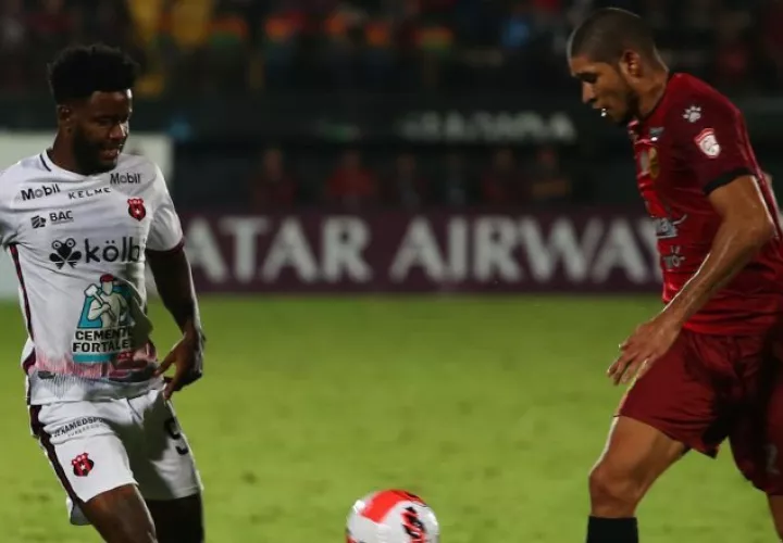 Freddy Góndola de  Alajuelense (izq.) en el juego ante Real España Foto: Twitter