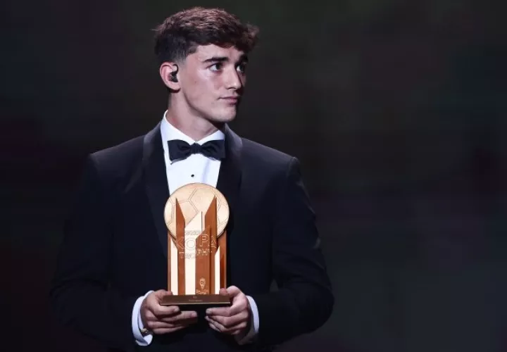 El barcelonista Gavi, con el trofeo Kopa al mejor sub-21. Foto:EFE