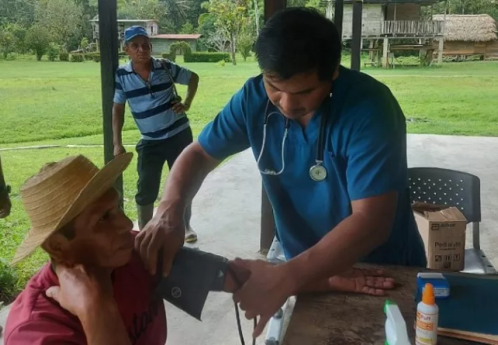 El equipo de salud llega hasta sus sectores apartados a brindar atención. Foto: Diomedes Sánchez 