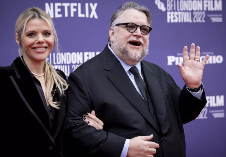 El director mexicano Guillermo del Toro y su mujer Kim Morgan durante el estreno en Londres de su película Pinocchio. EFE