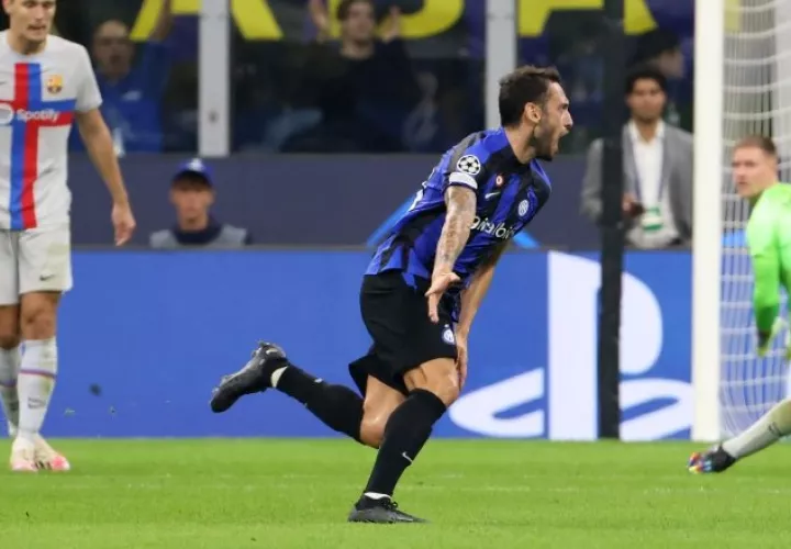 Hakan Calhanogl del Inter festeja su gol contra Barcelona. Foto:EFE