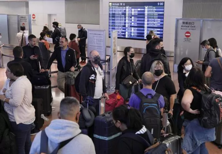 Turistas extranjeros llegan a la terminal de vuelos internacionales del aeropuerto de Haneda en Tokio, Japón.
