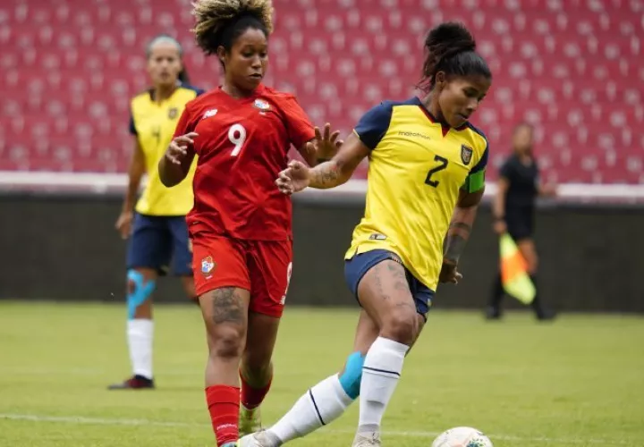 Karla Riley (izq.) en el  primer juego ante Ecuador. Foto:Fepafut