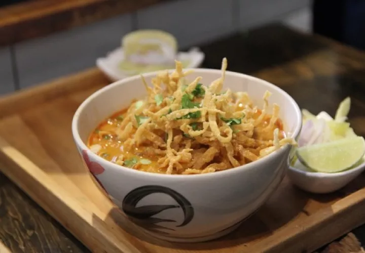 El plato consiste en un caldo de leche de coco con pollo en el que se combinaron numerosas influencias culinarias. Foto: EFE/ Nicole Protonentis