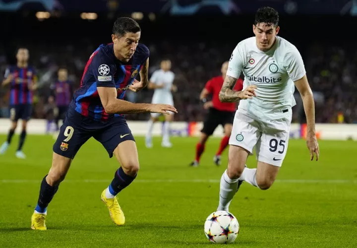 Robert Lewandowski (izq.) trata de escapar ante Alessandro Bastoni del Inter. Foto:EFE