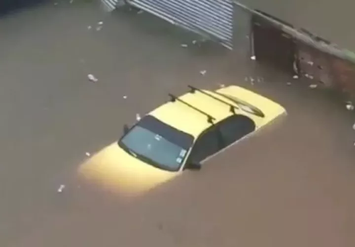Autos quedaron bajo el agua. Foto: Redes Sociales