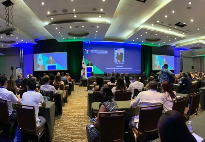 El presidente de la Organización Mundial de Ciudades y Plataformas Logísticas, Ricardo Partal analiza bondades de Panamá en el sector. Cortesía