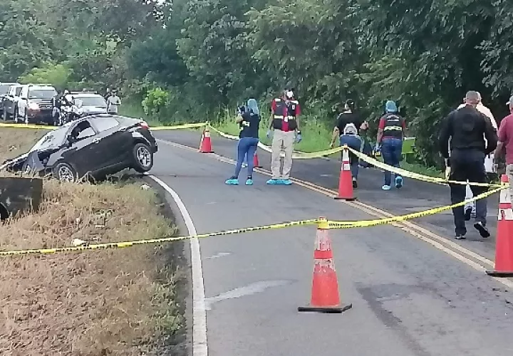 El vehículo sedán en el que viajaban los cuatro hombres chocó contra el borde de una alcantarilla. Foto. Thays Domínguez