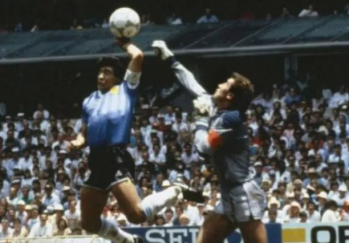 Maradona anotó un gol con la mano, superando a Peter Shilton. Foto: Tomada de Besoccer.