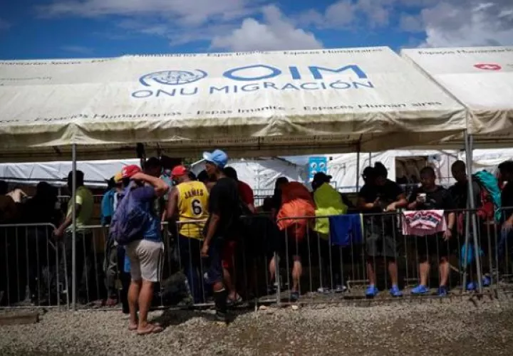 Cientos de migrantes hacen fila en una estación de recepción migratoria (ERM) de San Vicente (Panamá). Archivo