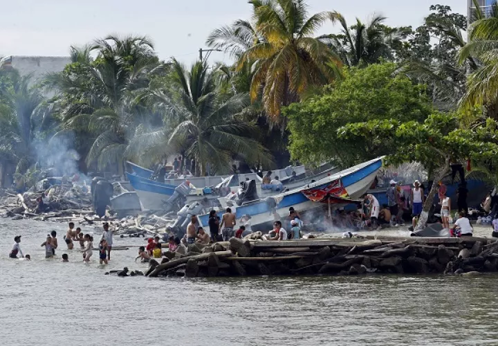 Los migrantes cruzan en lancha para llegar al punto más cercano a Panamá e internarse en la selva para llegar al país. Foto: EFE
