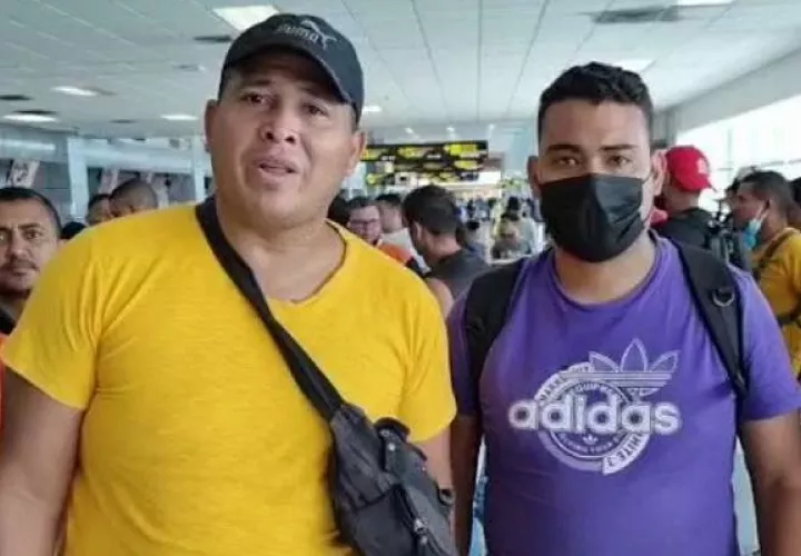 Los migrantes se quejaron de las altas tarifas aéreas. 