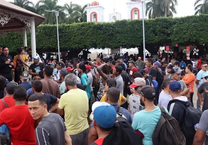 Migrantes protestaron la madrugada del sábado, en la ciudad de Tapachula, en el estado de Chiapas (México). Foto: EFE