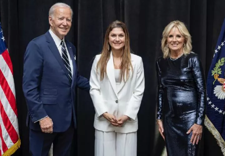 La polémica foto en la que aparece el presidente de EE.UU., Joe Biden y la excanciller Erika Mouynes.