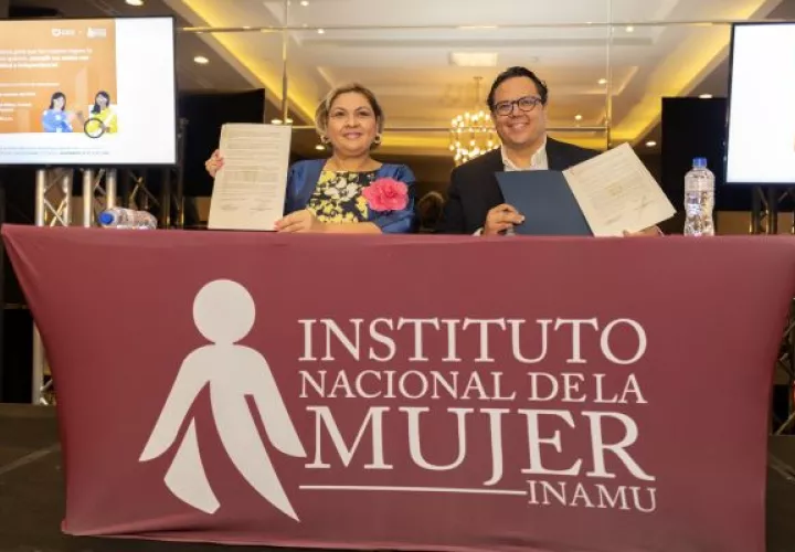 La directora del Inamu y representante de Didi en Panamá firmaron el acuerdo. Foto: Cortesía 