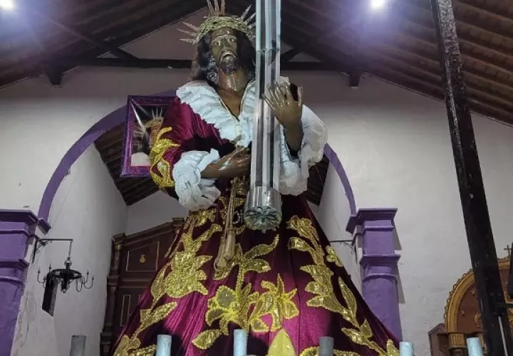 Se estima que la imagen del “Nazareno” salga de la Iglesia de San Felipe, a las 8:00 p.m., de este 21 de octubre, en la tradicional procesión por las calles internas de Portobelo. Foto. Diomedes Sánchez