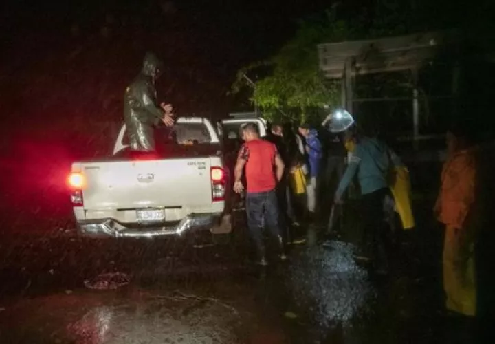 Varias personas son evacuadas hacia refugios en la madrugada de hoy, antes de la llegada del huracán Julia a Bluefields (Nicaragua). EFE