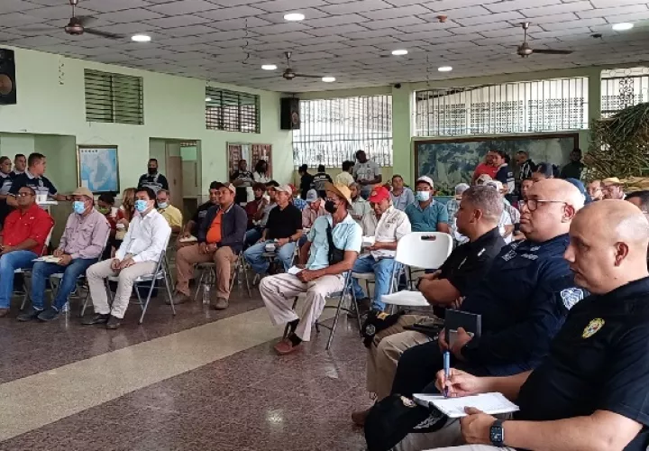 El director de la Policía Nacional, John Dornheim dijo que han fortalecido los puestos de control localizados en Guabalá en la provincia de Chiriquí y en Divisa en Herrera, con unidades especializadas para identificar ganado presuntamente hurtado. Foto. Eric Montenegro