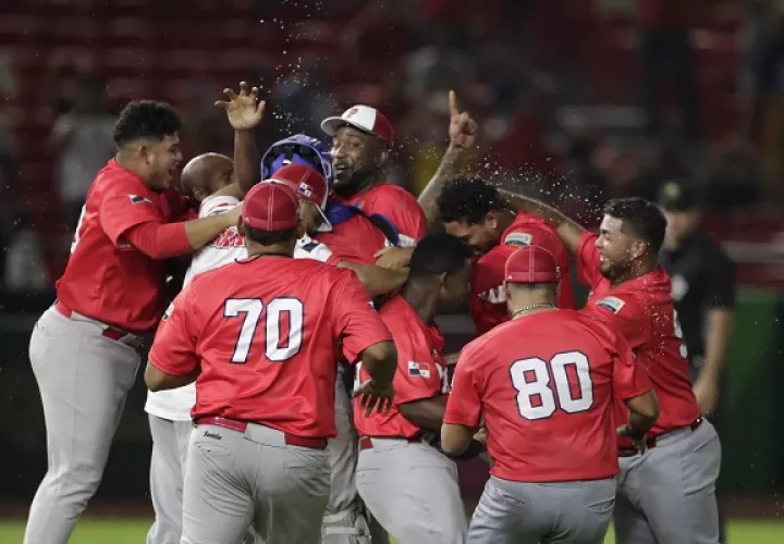 Jugadores de Panamá, festejan su clasificación al Clásico Mundial de Béisbol. Foto:EFE