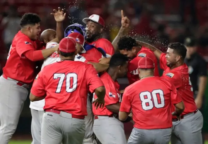 Jugadores de Panamá celebran su clasificación al Clásico Mundial de Béisbol. Foto: EFE