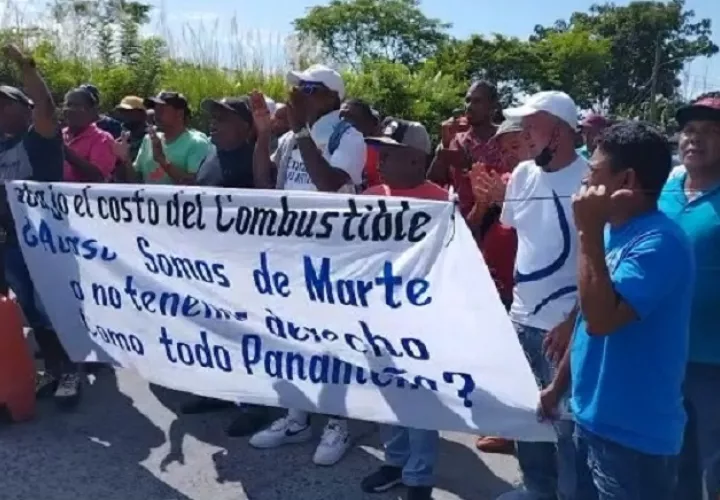 Se mantienen bloqueando el acceso al puerto pesquero de Vacamonte, en Arraiján. Foto: Eric A. Montenegro 