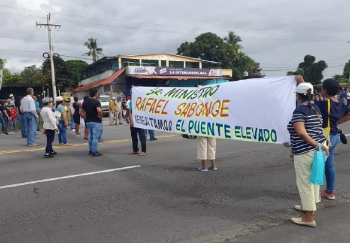 El bloqueo de la vía ocasionó un severo congestionamiento vehicular. Foto: Eric A. Montenegro