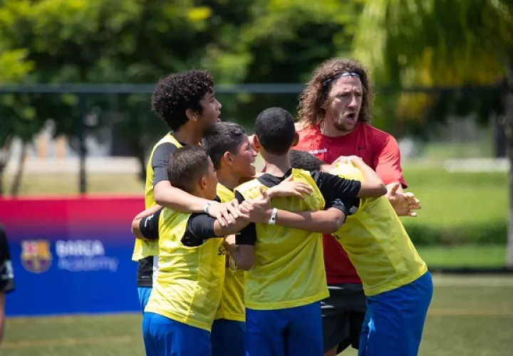 Carles Puyol tuvo un partido con niños panameños. Foto: Cortesía