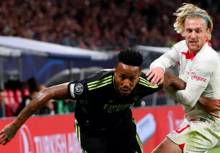 Emil Forsberg de RB Leipzig (der.) disputa el balón ante Eder Militao de Real Madrid en su juego de la Champions. Foto:EFE 